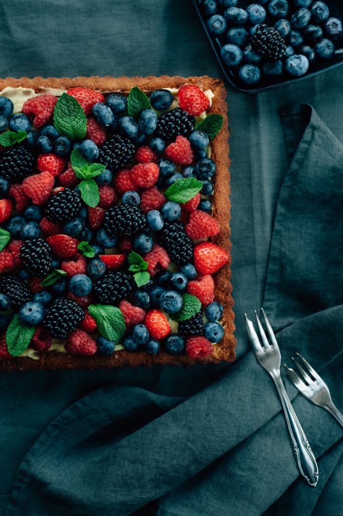 Fruittaart met aardbei, framboos, blueberry, blackberry gestylde foodfoto