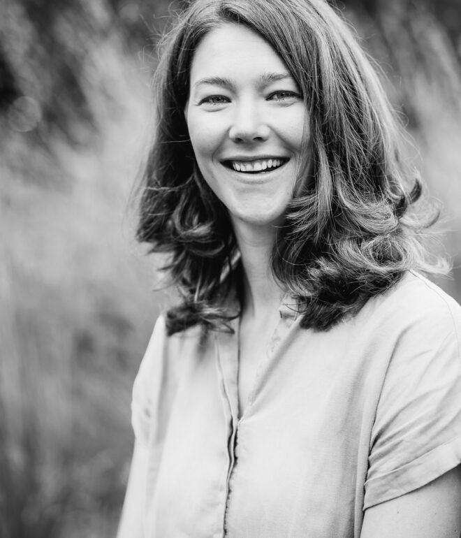 Sfeervol zakelijk portret van vrouw in park zwart wit.