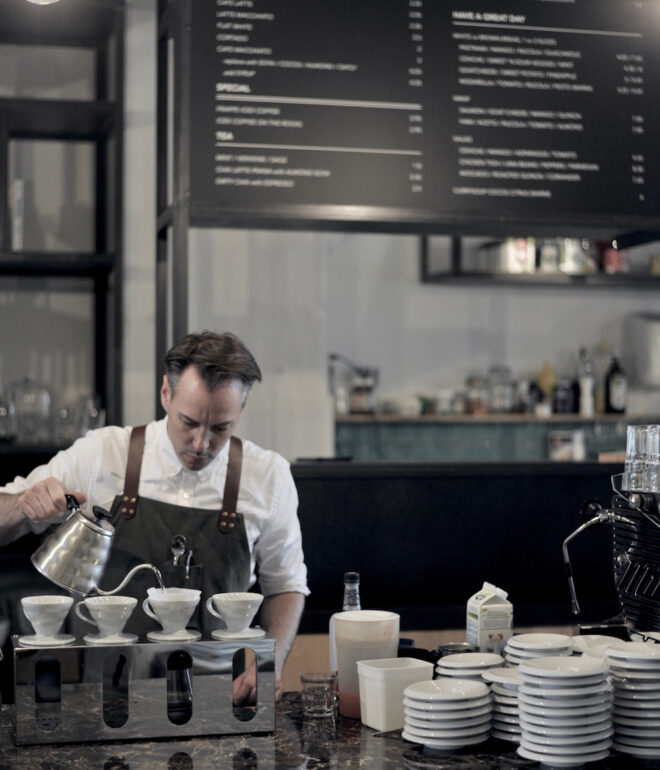 Barista met filterkoffie en kan